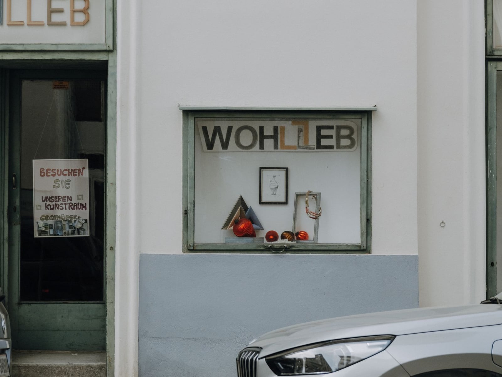 The discreet and elegant entrance of the Basnetbase workshop in Vienna.