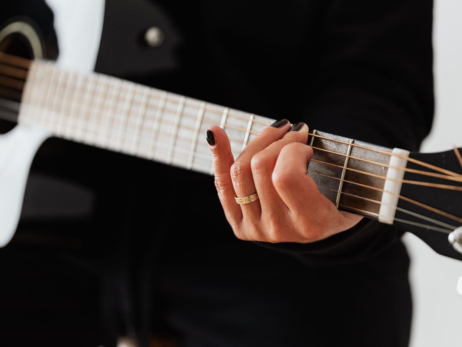 Makroaufnahme beim Polieren der Gitarrenbünde für eine optimale Bespielbarkeit.